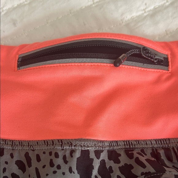 Lululemon Stylish Women's Coral and Black Patterned Shorts - Picture 3 of 6